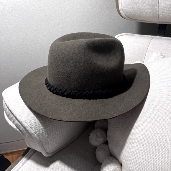 Small/medium size green hat perfect for the Fall - Picture 2 of 2